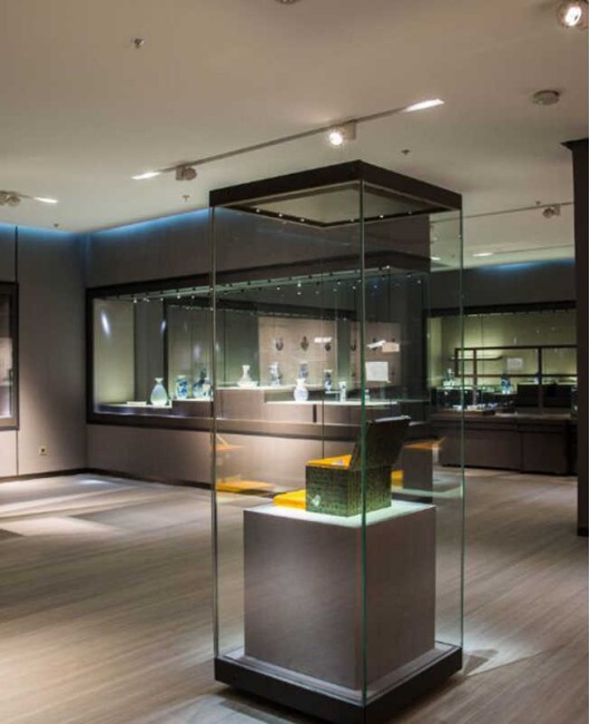 Design creativ de lux, magazin de bijuterii din sticlă din lemn, vitrină
