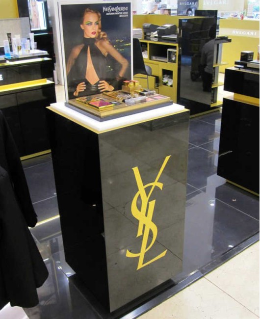 Custom Creative Design Luxury Retail Wooden Cosmetic Display Shocase For Shopping Mall Kiosk